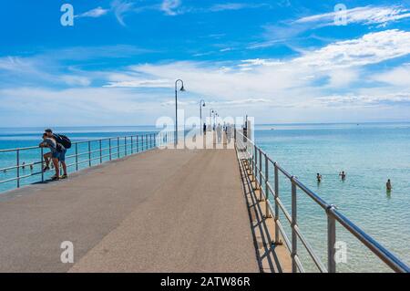 Glenelg, Australie - 13 novembre 2017 : jetée de Glenelg avec des gens qui plaisantent l'été Banque D'Images