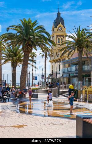 Glenelg, Australie - 13 novembre 2017 : place Moseley avec personnes et enfants le jour ensoleillé Banque D'Images