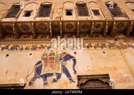 Inde, Rajasthan, Shekhawati, Ramgarh, mur de haveli décoré avec peinture à l'éléphant Banque D'Images