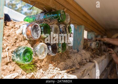 Processus de construction de la paroi de la bouteille. Bâtiment ECO, maison de balle de paille avec matériau de recyclage Banque D'Images