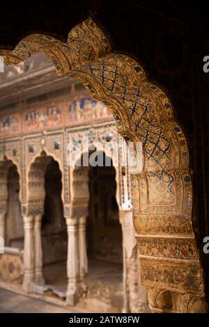 Inde, Rajasthan, Shekhawati, Ramgarh, temple de Kehemka Shani Mandir, Shree Shani Mandir Dak Mori, cour, détail de décoration d'arcades Banque D'Images