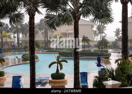 Forte pluie au St Kitts Marriott Hotel Resort à Frigate Bay dans les Antilles Banque D'Images