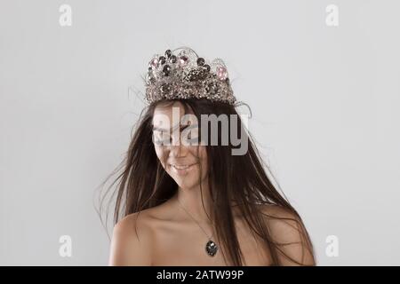 C'est le bonheur que je viens de remporter le concours de beauté miss. Heureuse jeune fille souriante rire exstatique sur fond blanc gris Célébrer le succès conc Banque D'Images