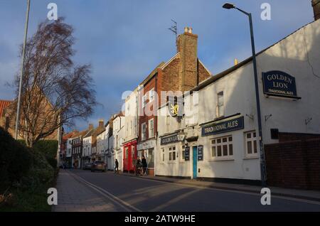 High St. Avec le pub Golden Lion à Boston Lincolnshire. Banque D'Images