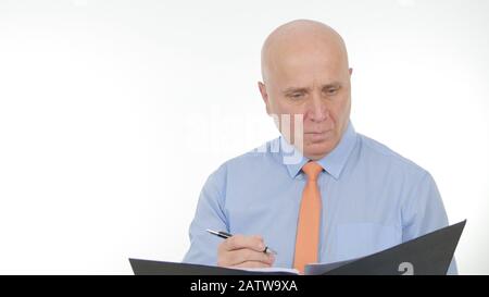 Homme D'Affaires confiant avec un dossier dans Sa Main Prenant des notes Écrivant dans des documents d'affaires Banque D'Images