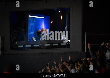 Oxford, Royaume-Uni. 04 février 2020. Ex Newcastle United Player et BBC Pundit Alan Shearer balaye son front en tant que partisans chantant le score lors du 4ème match de replay de la FA Cup entre Oxford United et Newcastle United au stade de Kassam, Oxford, Angleterre, le 4 février 2020. Photo D'Andy Rowland. Crédit: Images Prime Media / Alay Live News Banque D'Images