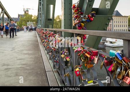Locks Love sur le Eiserner Steg (pont de fer) 1911/1912, un pont piétonnier au-dessus de la rivière Main à Francfort, Allemagne. Banque D'Images