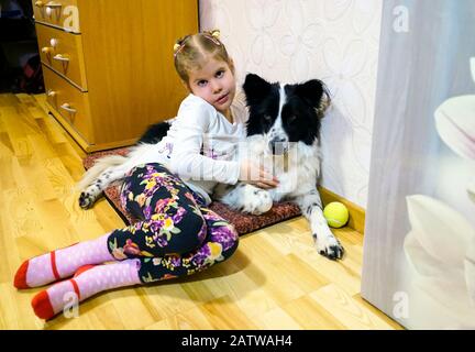 Une fille avec un chien rencontre et sourit avec bonheur Banque D'Images