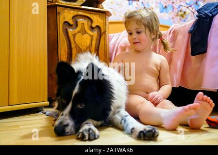 Une fille avec un chien rencontre et sourit avec bonheur Banque D'Images