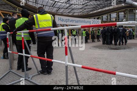 Munich, Allemagne. 05 février 2020. Les policiers et le personnel de sécurité se trouvent à l'entrée principale devant le Hall olympique lors de l'Assemblée générale annuelle 2020 de Siemens. Crédit: Peter Knelove/Dpa/Alay Live News Banque D'Images