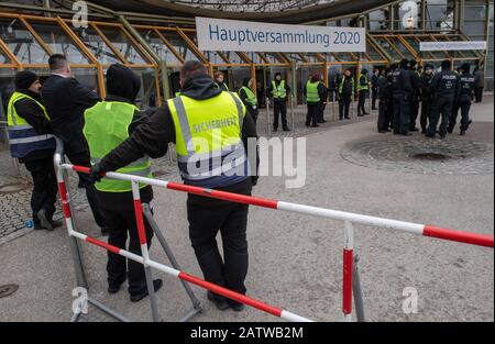 Munich, Allemagne. 05 février 2020. Les policiers et le personnel de sécurité se trouvent à l'entrée principale devant le Hall olympique lors de l'Assemblée générale annuelle 2020 de Siemens. Crédit: Peter Knelove/Dpa/Alay Live News Banque D'Images