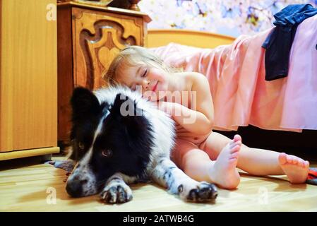 Une fille avec un chien rencontre et sourit avec bonheur Banque D'Images