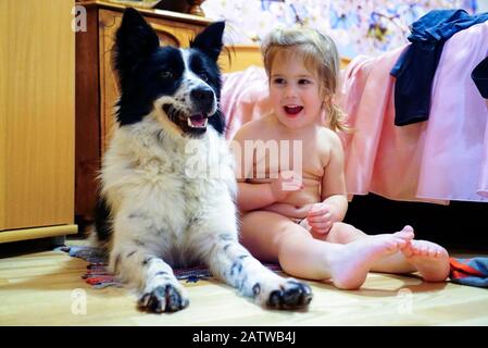 Une fille avec un chien rencontre et sourit avec bonheur Banque D'Images