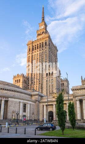 Le Palais de la Culture et de la Science (1955) est un gratte-ciel conçu par l'Union soviétique dans le centre de Varsovie, en Pologne. Banque D'Images