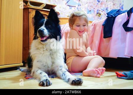 Une fille avec un chien rencontre et sourit avec bonheur Banque D'Images