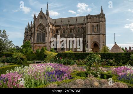 Cathédrale d'Arundel vue du jardin fleuri du château d'Arundel, West Sussex, Angleterre. Banque D'Images