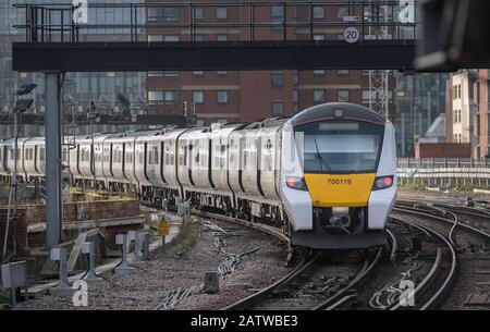 Un train Thameslink de classe 700 approchant la gare londonienne Blackfriars, Londres, Angleterre. Banque D'Images