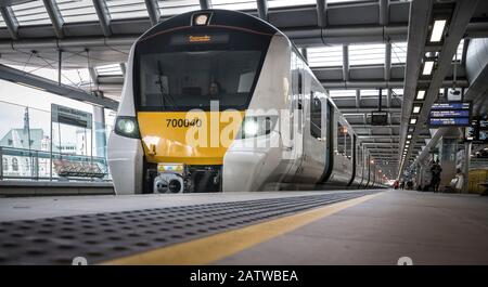 Un train Thameslink de classe 700 attendant à une plate-forme à la gare londonienne Blackfriars, Londres, Angleterre. Banque D'Images