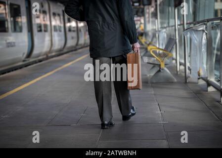 Gros plan de banlieue en attente sur une plateforme à la gare londonienne Blackfriars, Angleterre. Banque D'Images