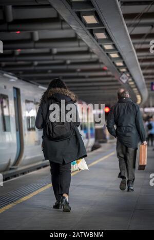 Les navetteurs marchant sur une plate-forme à la gare de Londres Blackfriars, Angleterre. Banque D'Images