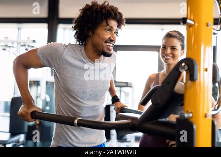 Le travail d'équipe dans une salle de sport. Couple travaillant ensemble. Banque D'Images