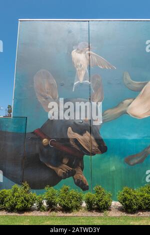 Street art avec des chiens jouant avec le ballon de tennis cassé, Prahran, Melbourne Banque D'Images