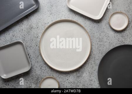 Vaisselle, matériel de toilette, ustensiles modernes gris vides et différents éléments sur le plan d'examen gris. Vue de dessus. Espace pour le texte. Cuisine cuisine plat pour la cuisine Banque D'Images