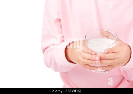 Kid thaïlandais tenant un verre de lait, jeune fille asiatique buvant du lait pour une bonne santé sur fond blanc Banque D'Images