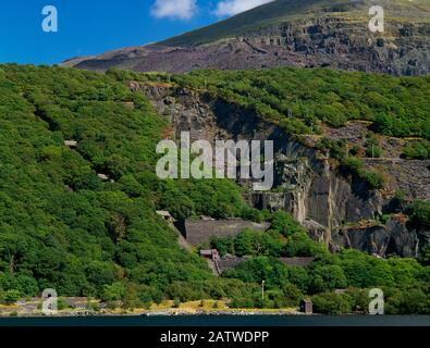 Voir ENE en face de Llyn Padarn à la carrière Vivian Slate, Llanberis, Pays de Galles, Royaume-Uni, avec des galeries étagées (R) et quatre maisons à rouleaux de l'Incline de la version 2 à L. Banque D'Images