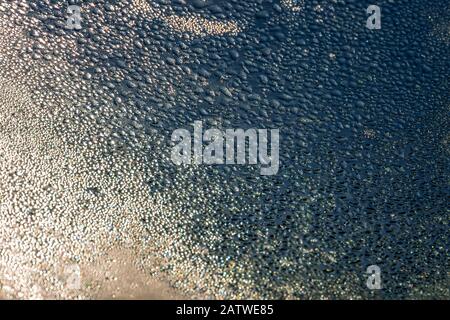 gouttes d'eau sur le verre du rétroéclairage Banque D'Images
