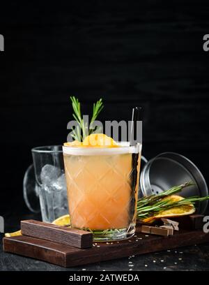 Sauer Whisky. Cocktail alcoolique dans un verre. Sur un fond en bois. Vue de dessus. Espace de copie disponible. Banque D'Images
