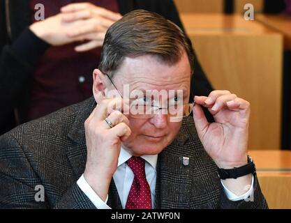 Erfurt, Allemagne. 05 février 2020. Bodo Ramelow (Die Linke), ministre par intérim de la Thuringe, siège au parlement de l'État lors de l'élection du nouveau président du ministre. Ramelow est en cours de réélection. Le groupe parlementaire de l'AFD a nommé le maire honoraire non-parti Kindervater. Ramelow a échoué le premier tour. Crédit: Martin Schutt/Dpa-Zentralbild/Dpa/Alay Live News Banque D'Images