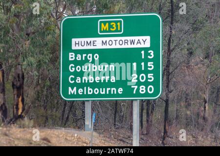 panneau de l'autoroute sur l'autoroute hume montrant bargo, goulburn, canberra et melbourne Banque D'Images