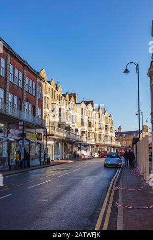 Beau défilé de magasins sur Monson Road, Tunbridge Wells, avec des appartements au-dessus avec un balcon et balustrade décorative en fer Forgé, Kent, Royaume-Uni Banque D'Images