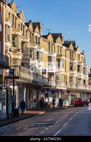 Beau défilé de magasins sur Monson Road, Tunbridge Wells, avec des appartements au-dessus avec un balcon et balustrade décorative en fer Forgé, Kent, Royaume-Uni Banque D'Images