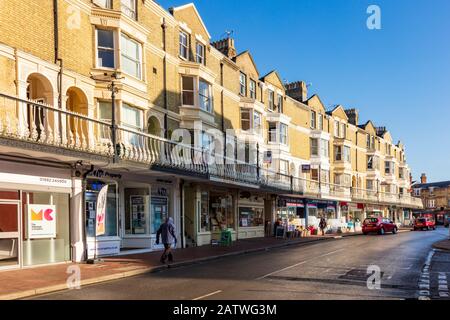 Beau défilé de magasins sur Monson Road, Tunbridge Wells, avec des appartements au-dessus avec un balcon et balustrade décorative en fer Forgé, Kent, Royaume-Uni Banque D'Images