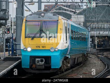 Train de voyageurs de classe 175 à Arriva Trains Pays de Galles en attente dans une gare au Royaume-Uni. Banque D'Images