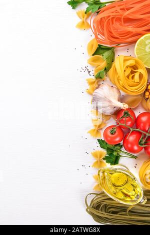 Ensemble de pâtes, nouilles, spaghetti. Cuisine italienne, légumes frais et épices. Sur fond blanc. Vue de dessus. Espace de copie. Banque D'Images