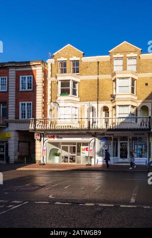 Beau défilé de magasins sur Monson Road, Tunbridge Wells, avec des appartements au-dessus avec un balcon et balustrade décorative en fer Forgé, Kent, Royaume-Uni Banque D'Images