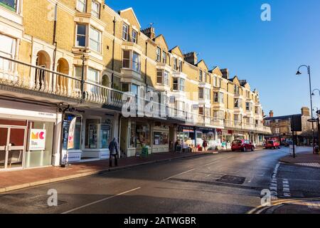 Beau défilé de magasins sur Monson Road, Tunbridge Wells, avec des appartements au-dessus avec un balcon et balustrade décorative en fer Forgé, Kent, Royaume-Uni Banque D'Images