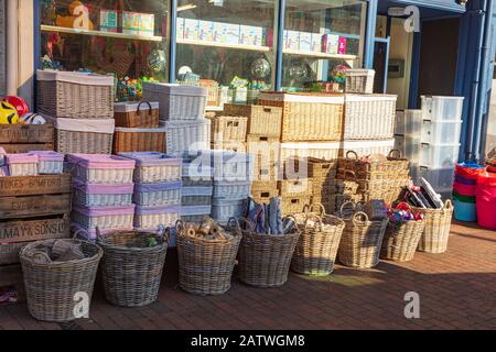 Boutique de magasins à domicile attrayante sur Monson Road, Tunbridge Wells, avec affichage coloré des boîtes de rangement et des paniers à l'extérieur, Kent, Royaume-Uni Banque D'Images