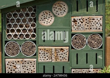 Insecte / maison d'invertébrés / hôtel de bugs avec diverses options de refuge pour se cacher / hiverner, WWT, West Sussex, UK, juillet. Banque D'Images