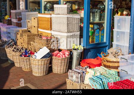 Boutique de magasins à domicile attrayante sur Monson Road, Tunbridge Wells, avec affichage coloré des boîtes de rangement et des paniers à l'extérieur, Kent, Royaume-Uni Banque D'Images