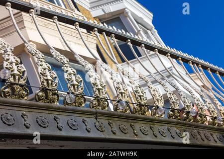 Beau défilé de magasins sur Monson Road, Tunbridge Wells, avec des appartements au-dessus avec un balcon et balustrade décorative en fer Forgé, Kent, Royaume-Uni Banque D'Images