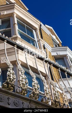 Beau défilé de magasins sur Monson Road, Tunbridge Wells, avec des appartements au-dessus avec un balcon et balustrade décorative en fer Forgé, Kent, Royaume-Uni Banque D'Images