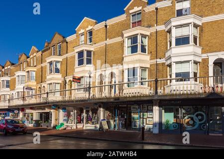 Beau défilé de magasins sur Monson Road, Tunbridge Wells, avec des appartements au-dessus avec un balcon et balustrade décorative en fer Forgé, Kent, Royaume-Uni Banque D'Images