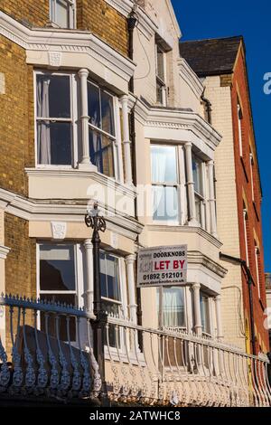 Beau défilé de magasins sur Monson Road, Tunbridge Wells, avec des appartements au-dessus avec un balcon et balustrade décorative en fer Forgé, Kent, Royaume-Uni Banque D'Images