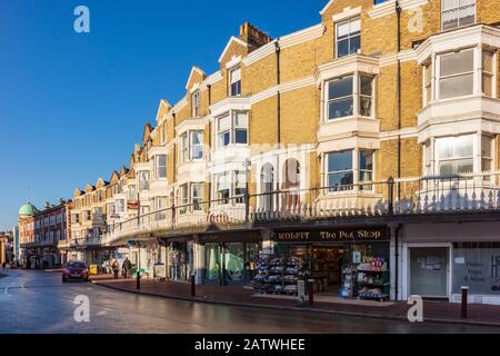 Beau défilé de magasins sur Monson Road, Tunbridge Wells, avec des appartements au-dessus avec un balcon et balustrade décorative en fer Forgé, Kent, Royaume-Uni Banque D'Images