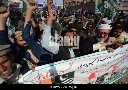 Peshawar, Pakistan. 05 février 2020. Le peuple pakistanais a organisé un rassemblement pour célébrer la Journée de solidarité avec les membres des Kashmirs de l'Albadar. Un groupe d'enfants qui agrèrent les drapeaux du Pakistan et de l'Azad Jammu-et-Cachemire lorsqu'ils se réunissent pour célébrer la Journée de solidarité avec les Kashmiris. Le drapeau national indien et l'effigie de Narendra Modi sont incendiés pendant la manifestation. (Photo De Hussain Ali/Pacific Press) Crédit: Pacific Press Agency/Alay Live News Banque D'Images