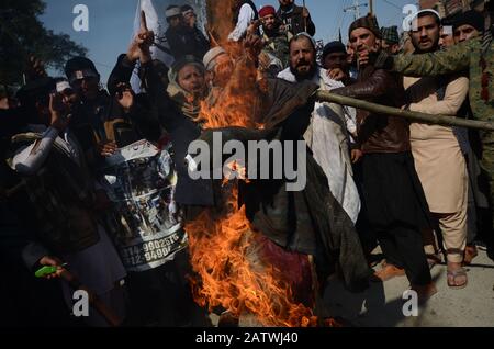 Peshawar, Pakistan. 05 février 2020. Le peuple pakistanais a organisé un rassemblement pour célébrer la Journée de solidarité avec les membres des Kashmirs de l'Albadar. Un groupe d'enfants qui agrèrent les drapeaux du Pakistan et de l'Azad Jammu-et-Cachemire lorsqu'ils se réunissent pour célébrer la Journée de solidarité avec les Kashmiris. Le drapeau national indien et l'effigie de Narendra Modi sont incendiés pendant la manifestation. (Photo De Hussain Ali/Pacific Press) Crédit: Pacific Press Agency/Alay Live News Banque D'Images